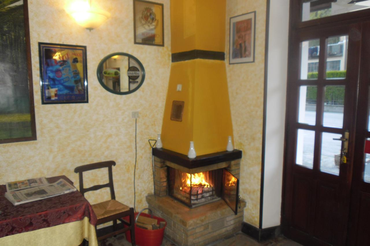 L'Ostu Del Povr-Om Hotel Pinasca Buitenkant foto